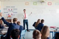 Ở nước ngoài, giáo viên phải đáp ứng tiêu chuẩn khắt khe nào? 