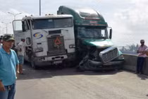 Hai xe container va chạm, cầu Phú Mỹ tê liệt nhiều giờ