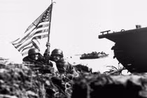 Ảnh trận chiến giành lại đảo Guam từ tay Nhật Bản của Mỹ