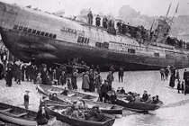 Ảnh hiếm tàu ngầm U-118 của Đức tại bờ biển Hastings 1919