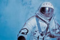 Người đầu tiên đi bộ ngoài không gian kể chuyện động trời