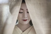 Cuộc sống bí ẩn của các thiếu nữ khổ luyện thành geisha