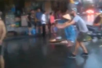 Phát sốt hành động đẹp của ông Tây sau trận mưa giông