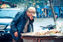 Bức ảnh ông cụ bới đồ ăn ở xe rác và nỗi ám ảnh suốt 9 năm của tác giả