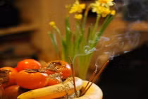 Ngày Tết có nên thắp hương liên tục và vì sao phải thắp hương số lẻ 