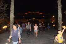 Cấm ăn mặc hở hang, phản cảm khi tham quan di tích Huế