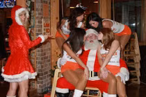 Ông già Noel “bon chen” đi tặng quà Giáng sinh