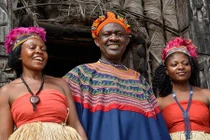 Quái đản ông hoàng thừa kế gần 100 vợ yêu từ cha 