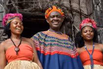 Quái đản ông hoàng thừa kế gần 100 vợ yêu từ cha 