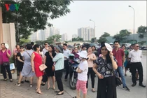 Mẹ thức đến 3h sáng trông con ôn thi vào lớp 10 