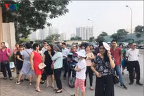 Mẹ thức đến 3h sáng trông con ôn thi vào lớp 10 