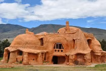 Ngôi nhà kỳ dị được tạo hoàn toàn bằng đất sét