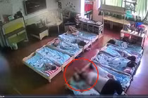 Phẫn nộ thầy giáo mầm non Trung Quốc sờ soạng bé trai lúc ngủ