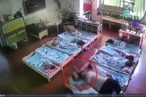 Phẫn nộ thầy giáo mầm non Trung Quốc sờ soạng bé trai lúc ngủ