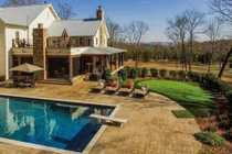 Choáng ngợp điền trang thơ mộng của “cô ca sĩ thích cởi” 