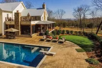 Choáng ngợp điền trang thơ mộng của “cô ca sĩ thích cởi” 