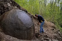 Bí ẩn khối cầu đá “ngoài hành tinh” ở Bosnia