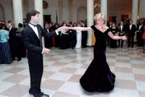 Ảnh đáng nhớ Công nương Diana khiêu vũ tại Nhà Trắng 1985