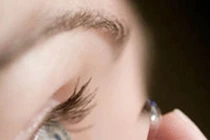 Bé gái suýt mù vì kính sát tròng