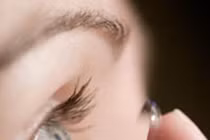 Bé gái suýt mù vì kính sát tròng