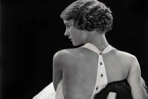 Ngắm nhan sắc mê hồn của nữ phóng viên chiến trường 