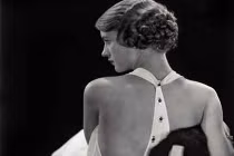 Ngắm nhan sắc mê hồn của nữ phóng viên chiến trường 