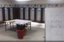 Tuyển Nhật Bản dọn sạch phòng thay đồ sau trận thua Qatar