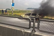 Đang đỗ bên đường, BMV bất ngờ bốc cháy