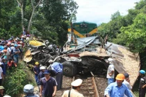 Tàu hỏa húc xe tải đi xa 300 m, một người chết