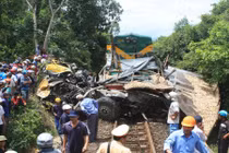 Tàu hỏa húc xe tải đi xa 300 m, một người chết