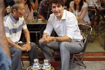 Thủ tướng Canada gây thiện cảm bằng loạt hành động thân thiện, tinh tế