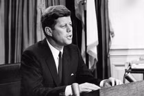 Lạ kỳ Tổng thống Kennedy thoát chết nhờ... một quả dừa