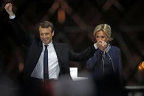 Ảnh tình cảm Tổng thống Pháp trẻ nhất từ thời Napoleon bên vợ