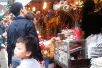 Sôi động dịch vụ đổi tiền lẻ “dâng” cho Thánh - Thần