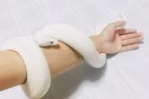 Rắn trắng quấn chặt cổ tay thanh niên và sự thực bất ngờ