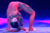 Sửng sốt cô gái Trung Quốc uốn dẻo như trăn