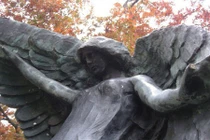 Sự thật khủng khiếp về bức tượng Nữ thần đen chết chóc 