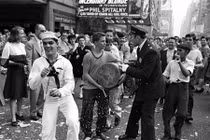 Ảnh dân Mỹ ăn mừng chiến thắng tại Quảng trường Thời đại 1945