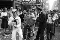 Ảnh dân Mỹ ăn mừng chiến thắng tại Quảng trường Thời đại 1945