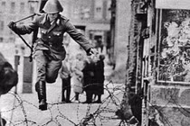 Những vụ vượt qua Bức tường Berlin ngoạn mục nhất lịch sử 