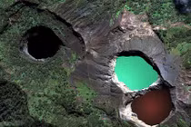 Bí ẩn hồ nước "ma quái" đổi màu khó tin ở Indonesia 