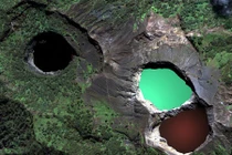 Bí ẩn hồ nước "ma quái" đổi màu khó tin ở Indonesia 