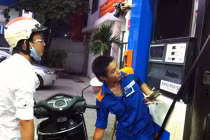 Giá xăng giảm 390 đồng/lít