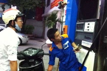 Giá xăng giảm 390 đồng/lít