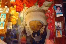 Ớn lạnh thi hài bé trai trong quan tài tự bật nắp