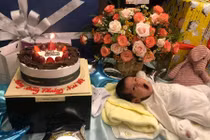 Biểu cảm đáng yêu của con trai Thanh Thúy - Đức Thịnh trong tiệc đầy tháng