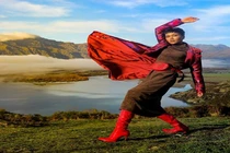 Hoa hậu H'hen Niê tạo dáng giữa trời New Zealand hùng vĩ 