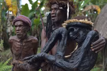 Kinh dị xác chết hun khói nguyên vẹn suốt trăm năm 