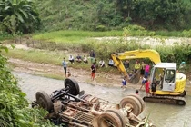 Sơn La: Xe tải mất phanh lao vút xuống suối, nằm ngửa bụng