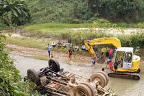 Sơn La: Xe tải mất phanh lao vút xuống suối, nằm ngửa bụng